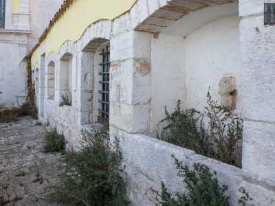La tenuta venne edificata su di una precedente stazione di sosta, luogo di riposo per carovane commerciali che percorrevano la via da Napoli a Taranto. Una funzione che conserv� nei secoli successivi data la presenza, ancora oggi, di punti di stallo per gli animali con mangiatoie adiacenti l�ingresso